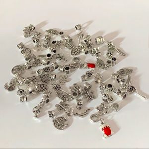 🍒🍒 10 Silver Charm Pendants